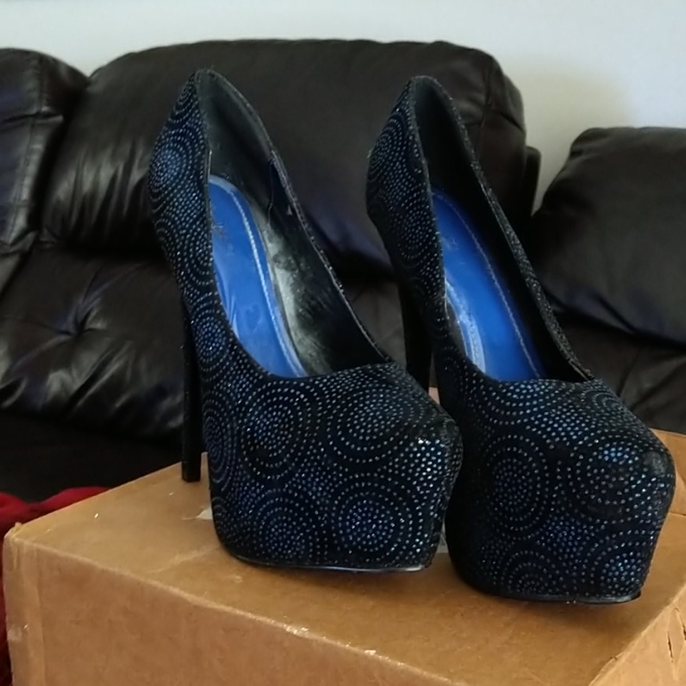 Heels - Picture 2 of 3